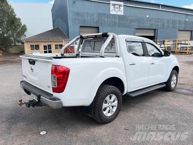 Nissan Navara Kis teherszállító/Platós kocsi