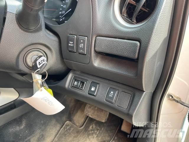 Nissan Navara Kis teherszállító/Platós kocsi