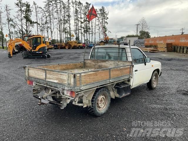 Nissan Navara Kis teherszállító/Platós kocsi