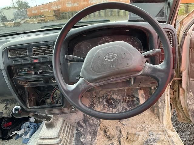 Nissan Navara Kis teherszállító/Platós kocsi