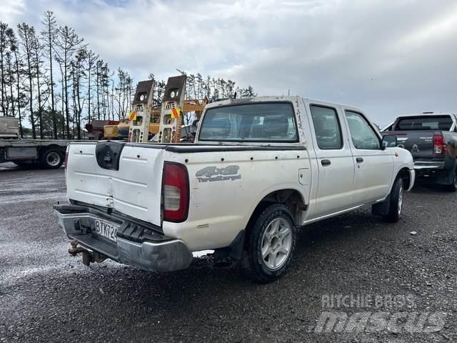 Nissan Navara Kis teherszállító/Platós kocsi