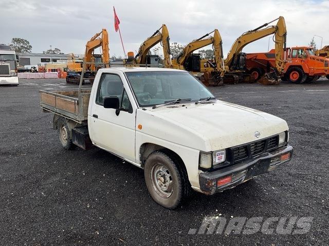 Nissan Navara Kis teherszállító/Platós kocsi