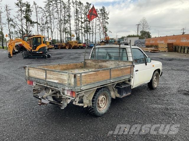 Nissan Navara Kis teherszállító/Platós kocsi