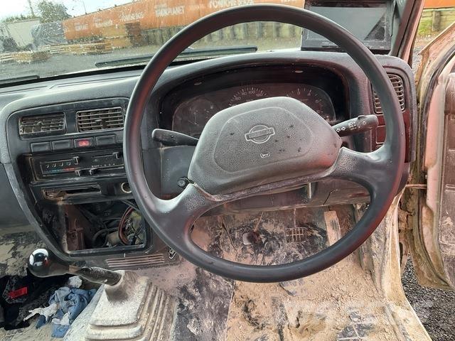 Nissan Navara Kis teherszállító/Platós kocsi