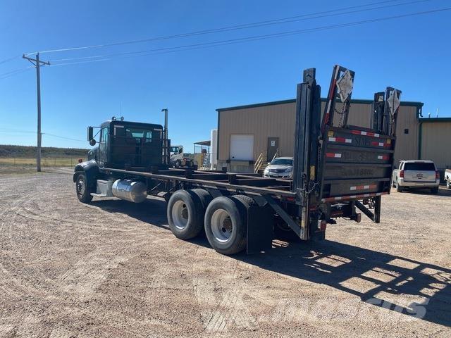 Peterbilt 330 Platós / Ponyvás teherautók