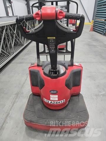 Raymond 8410 Kézi raklapemelő