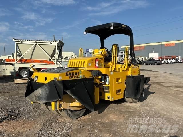 Sakai GW745 Pneumatikus kerekes hengerek
