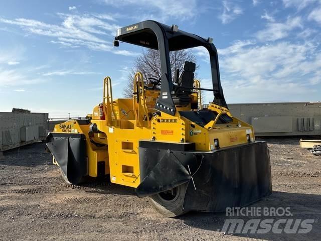 Sakai GW745 Pneumatikus kerekes hengerek
