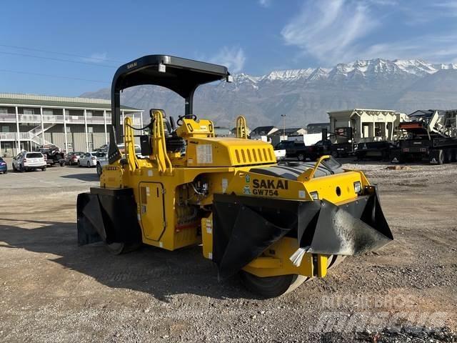 Sakai GW745 Pneumatikus kerekes hengerek