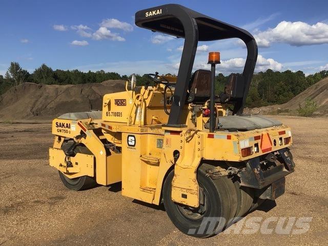 Sakai GW750-2 Pneumatikus kerekes hengerek