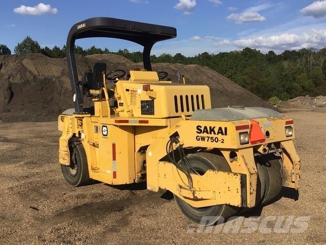Sakai GW750-2 Pneumatikus kerekes hengerek