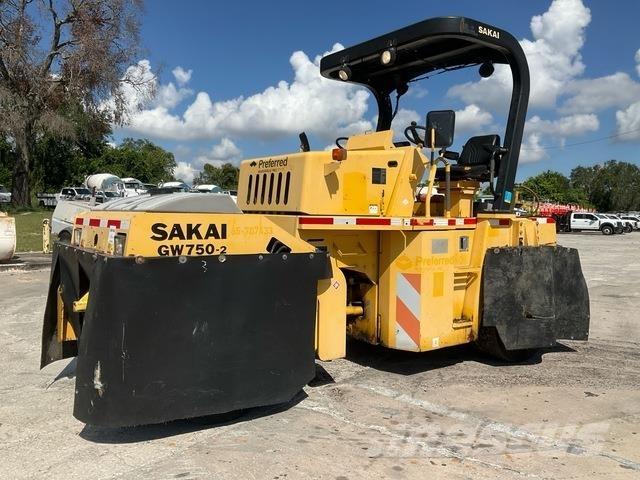 Sakai GW750-2 Pneumatikus kerekes hengerek