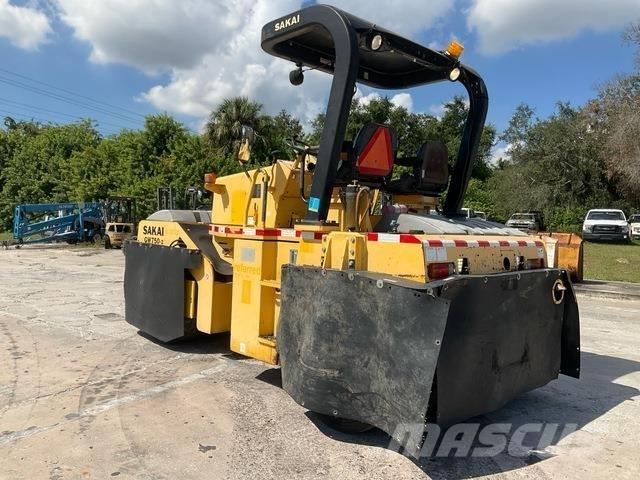 Sakai GW750-2 Pneumatikus kerekes hengerek