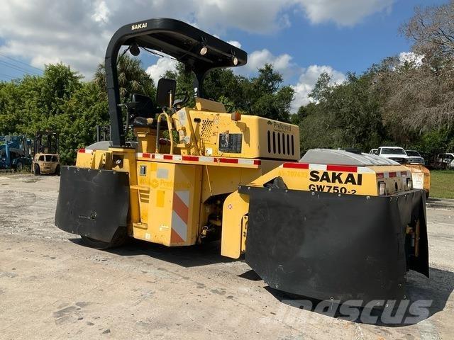 Sakai GW750-2 Pneumatikus kerekes hengerek