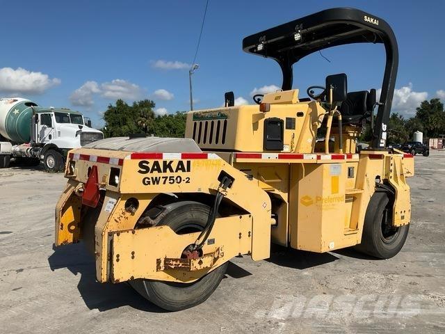 Sakai GW750-2 Pneumatikus kerekes hengerek