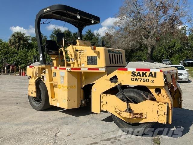 Sakai GW750-2 Pneumatikus kerekes hengerek