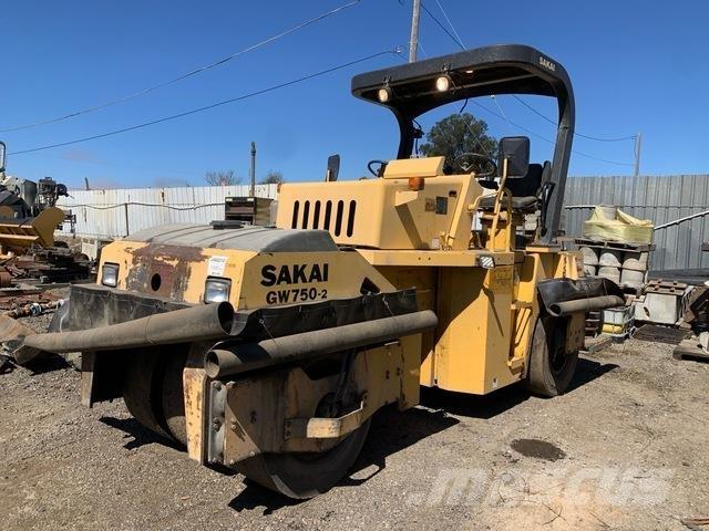 Sakai GW750-2 Pneumatikus kerekes hengerek