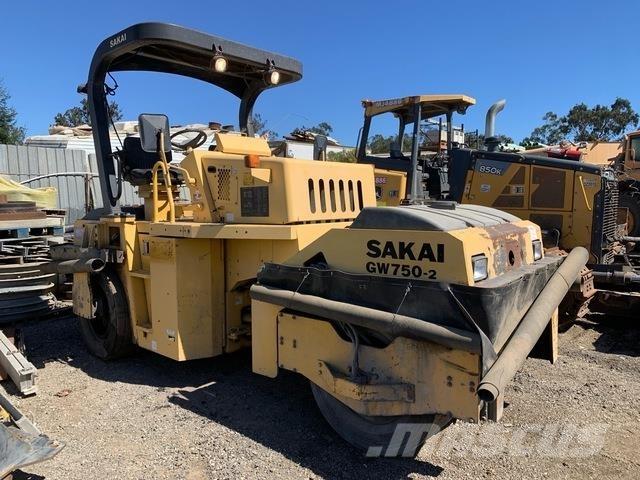 Sakai GW750-2 Pneumatikus kerekes hengerek