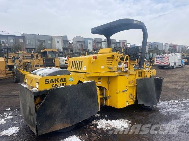 Sakai GW7512 Pneumatikus kerekes hengerek
