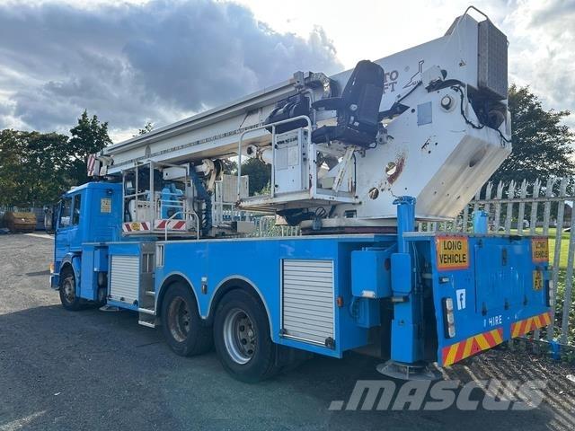 Scania P113ML Teherautóra szerelt emelők és állványok