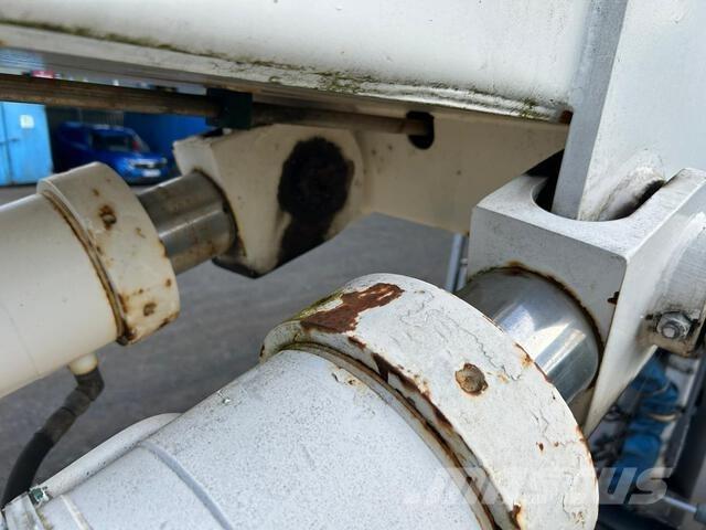 Scania P113ML Teherautóra szerelt emelők és állványok