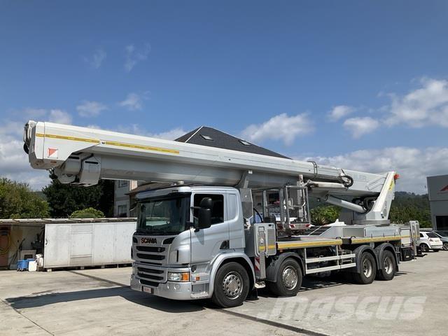 Scania P410LB Teherautóra szerelt emelők és állványok