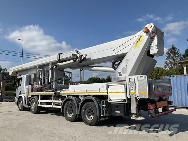 Scania P410LB Teherautóra szerelt emelők és állványok
