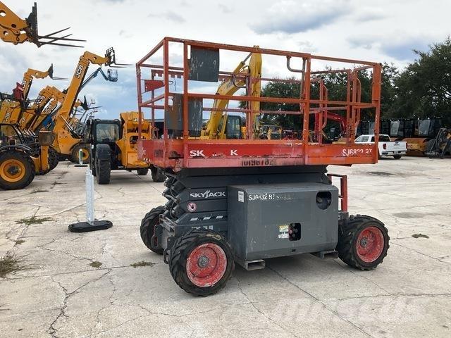 SkyJack 6832RT Ollós emelők