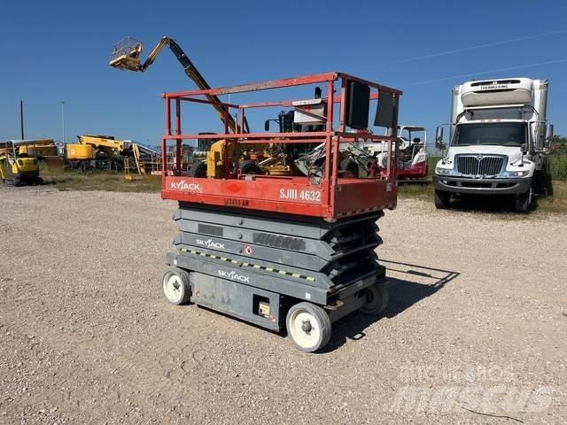 SkyJack SJ4632 Ollós emelők