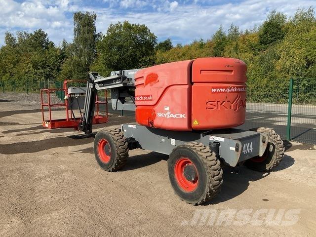 SkyJack SJ46AJ Karos emelők