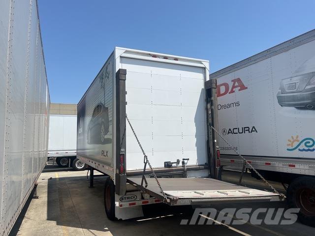 Strick  Dobozos pótkocsik