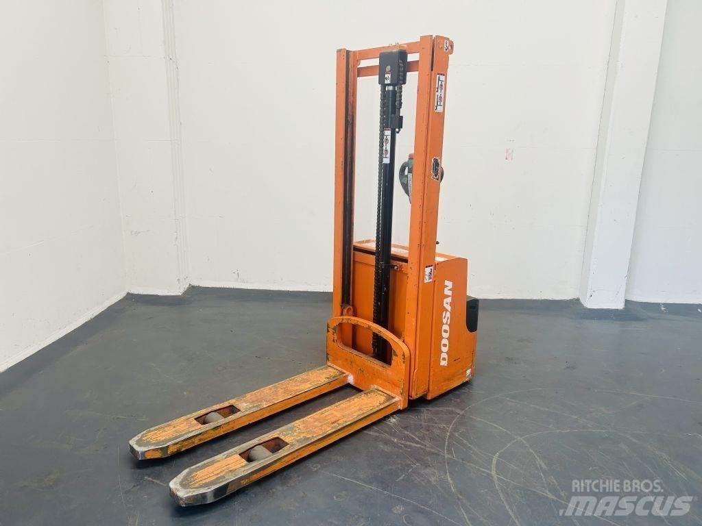 Doosan LEDS12.5C Gyalogkíséretű targonca