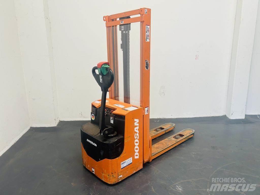Doosan LEDS12.5C Gyalogkíséretű targonca