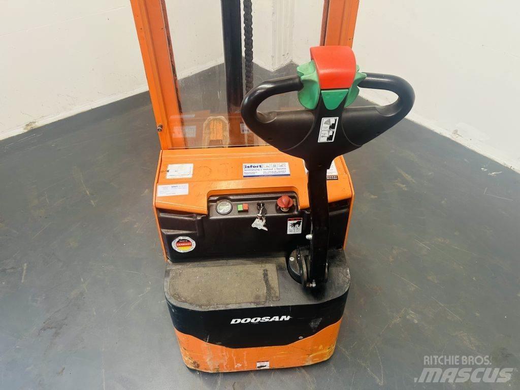Doosan LEDS12.5C Gyalogkíséretű targonca