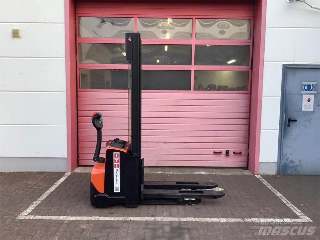 Toyota SWE120 Gyalogkíséretű targonca