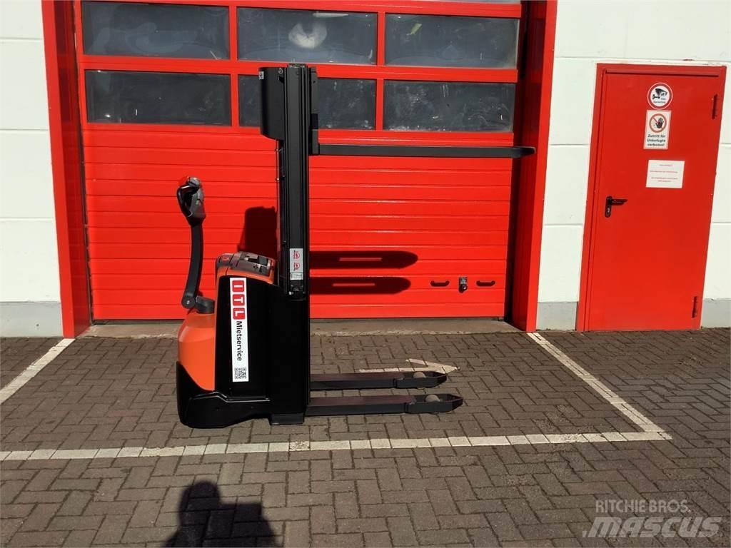 Toyota SWE120 Gyalogkíséretű targonca