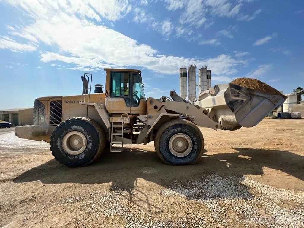 Volvo L180F Gumikerekes homlokrakodók
