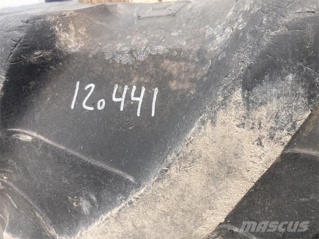  580/70-38 Gumiabroncsok, kerekek és felnik