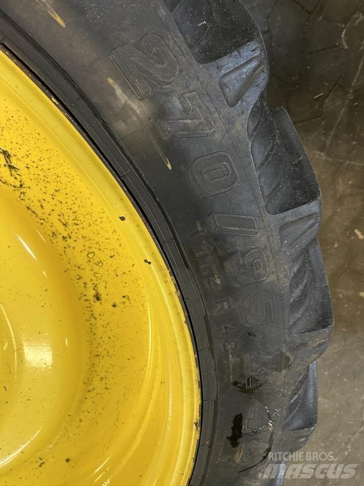 John Deere 740I Vontatott trágyaszórók