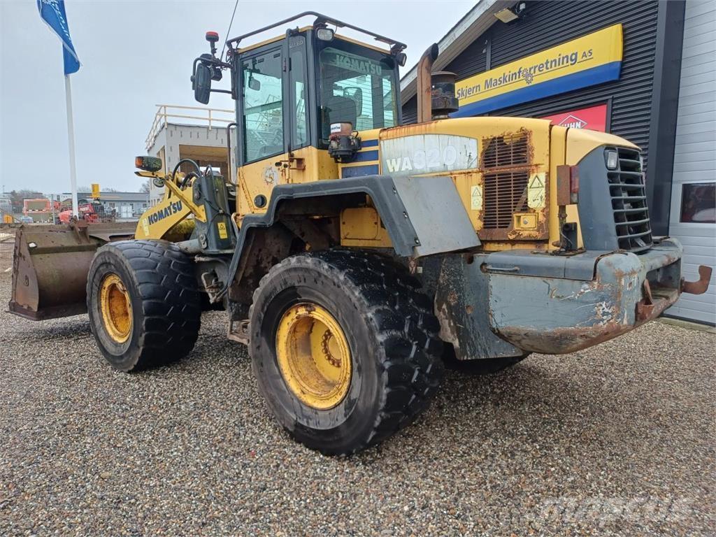 Komatsu WA 320 Gumikerekes homlokrakodók