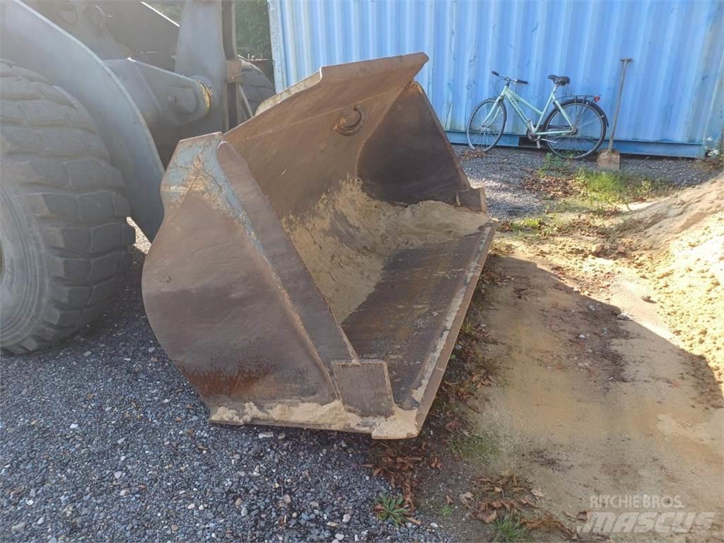 Komatsu WA270 Gumikerekes homlokrakodók