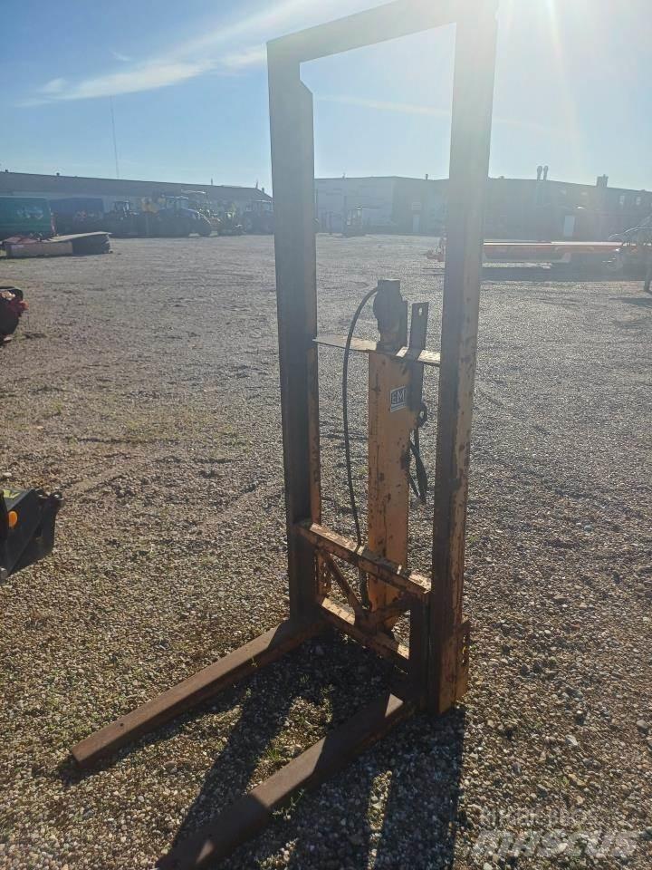  LØFTETÅRN Egyéb traktor tartozékok