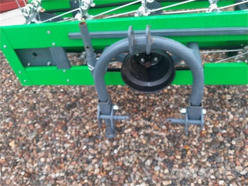  - - - HØ VENDER Kompakt traktor adapterek