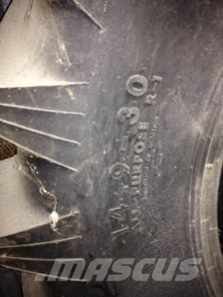  14.9x30 Gumiabroncsok, kerekek és felnik