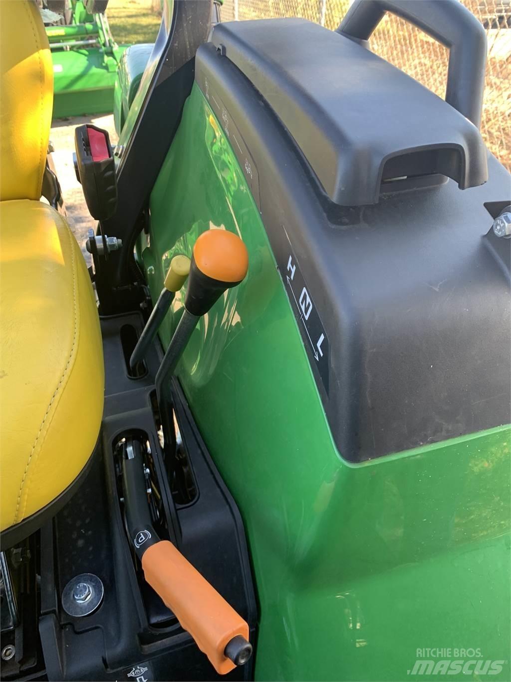 John Deere 2038R Kompakt traktorok
