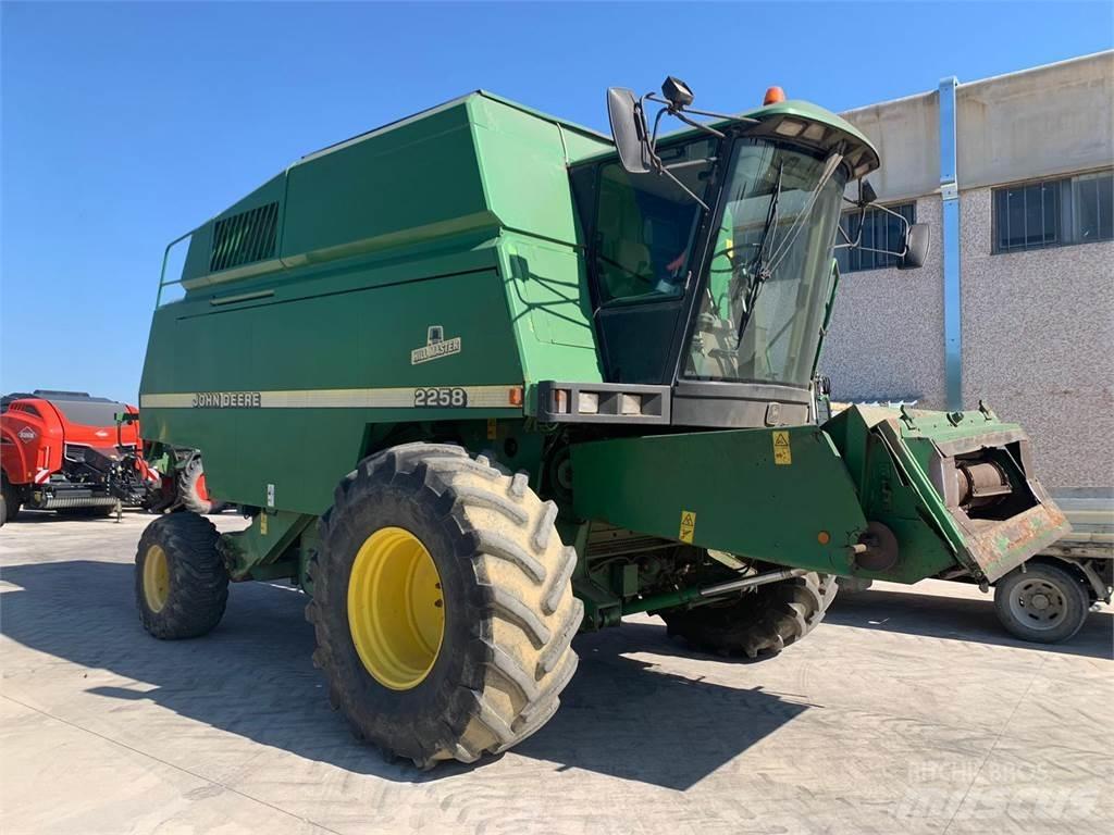 John Deere 2258 Kombájnok