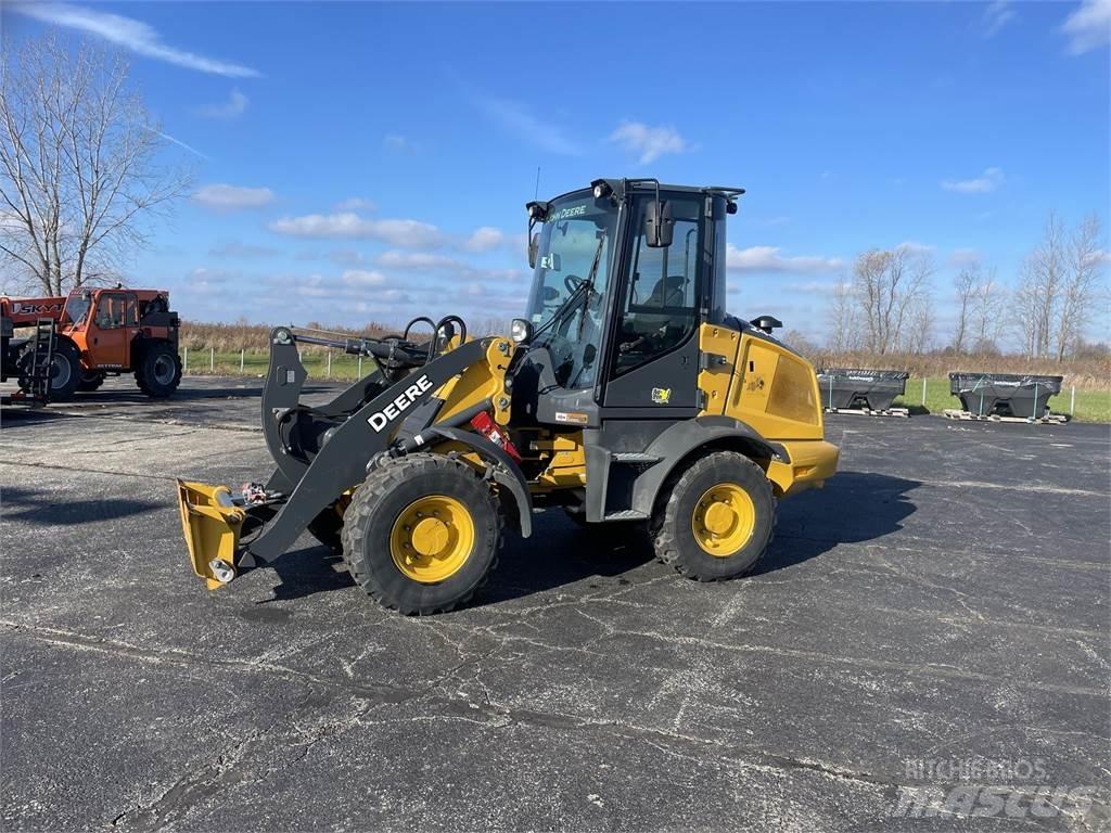 John Deere 244L Mini homlokrakodók