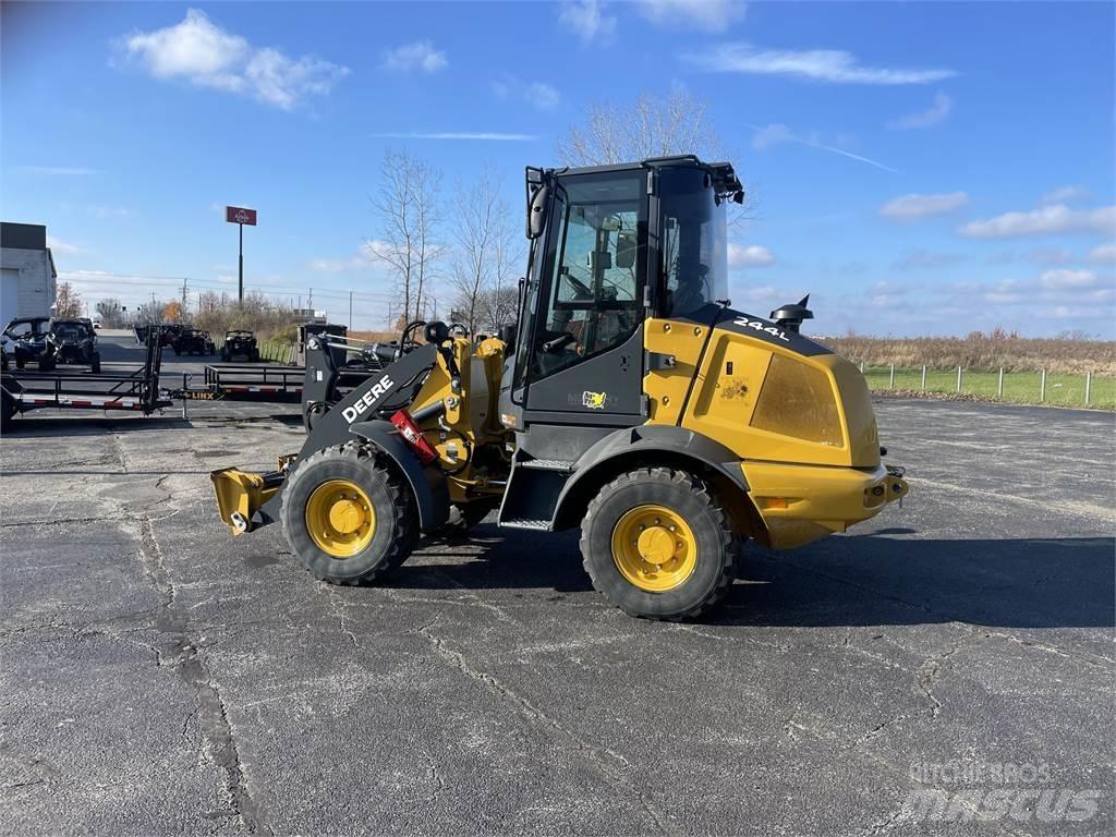 John Deere 244L Mini homlokrakodók