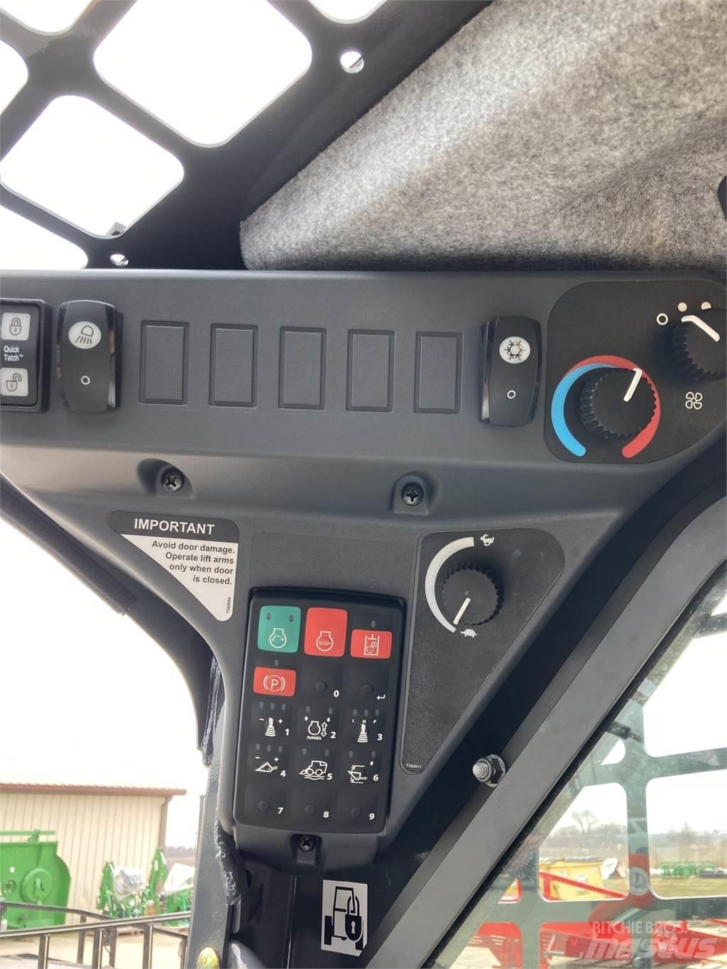 John Deere 318G Kompaktrakodók
