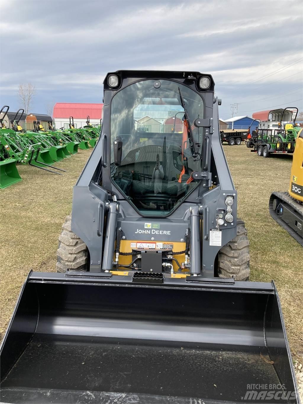 John Deere 318G Kompaktrakodók